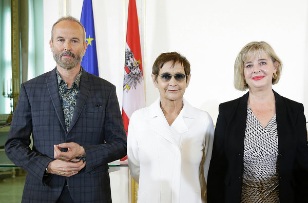 Gruppenbild Erwin Wurm, Brigitte Kowanz, Christa Steinle, Vorstellung der Biennale-Nominierten für den Österreichischen Pavillon bei der Pressekonferenz am 1. 4. 2016: Erwin Wurm, Brigitte Kowanz, Christa Steinle Gruppenbild Erwin Wurm, Brigitte Kowanz, Christa Steinle, Vorstellung der Biennale-Nominierten für den Österreichischen Pavillon bei der Pressekonferenz am 1. 4. 2016: Erwin Wurm, Brigitte Kowanz, Christa Steinle
