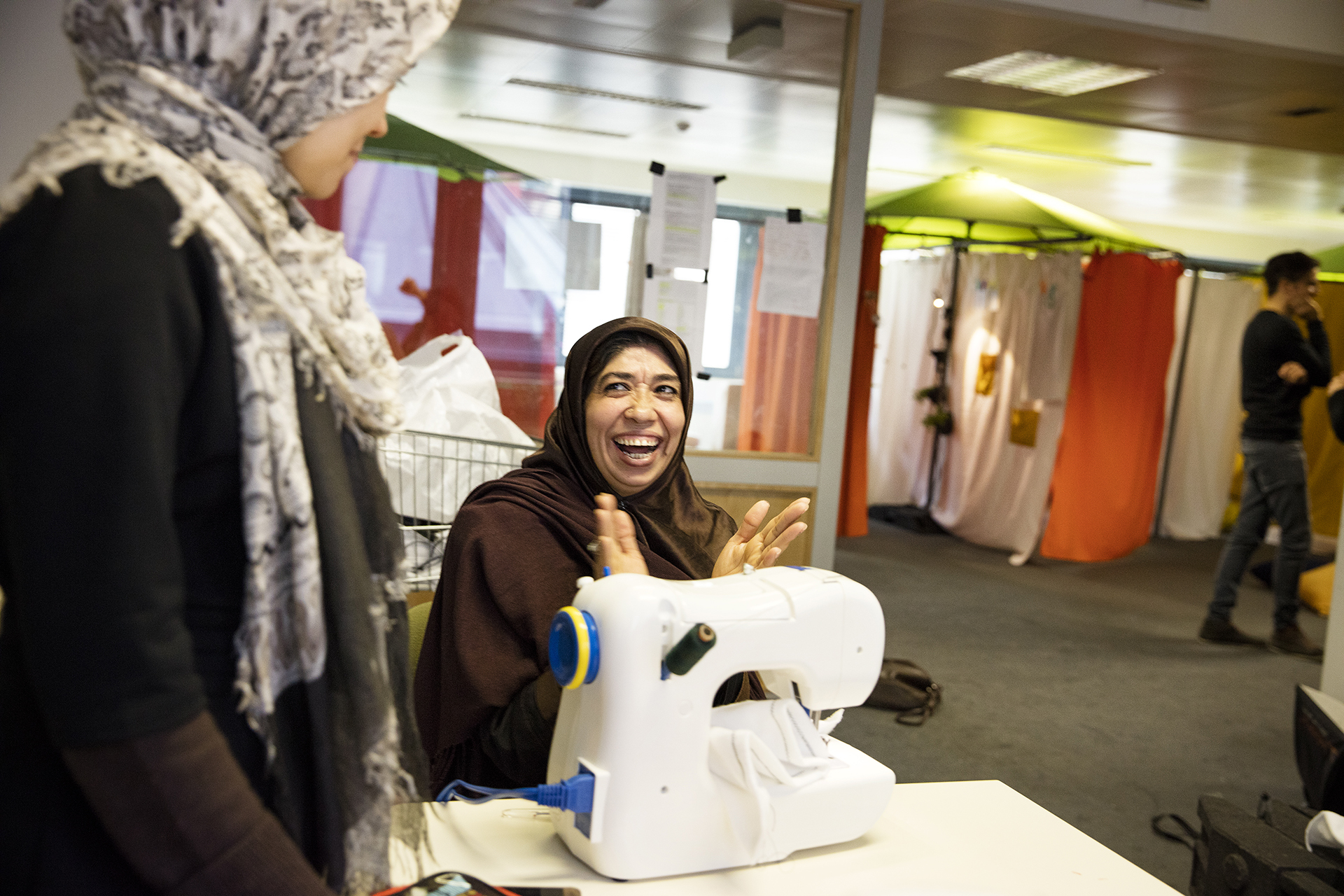 Rokhsana Jusufzai (38) from Afghanistan claps her hands. In front of her is Marzia Tawari (19)