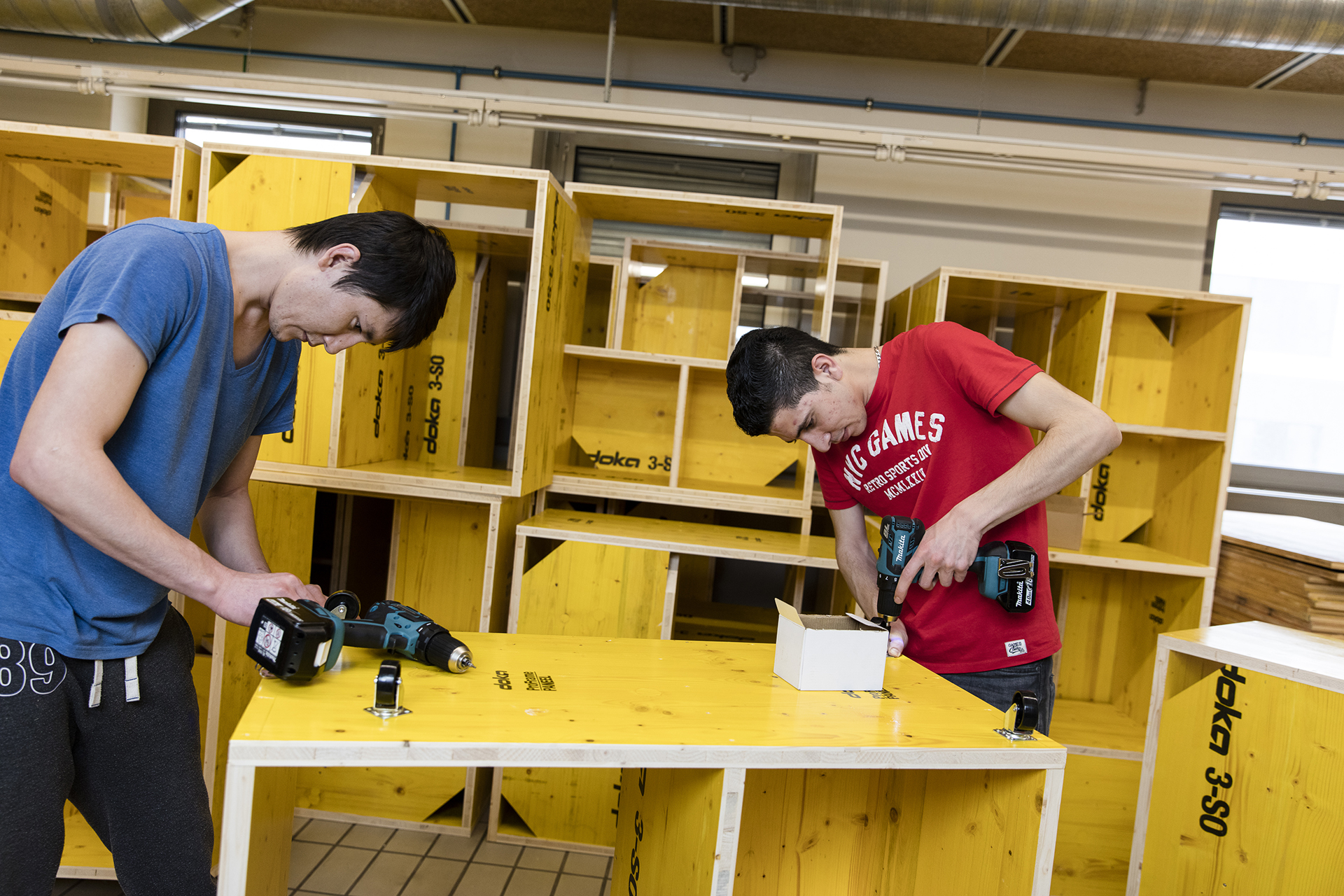 Residents putting together furniture elements in the workshop at Haus Erdberg