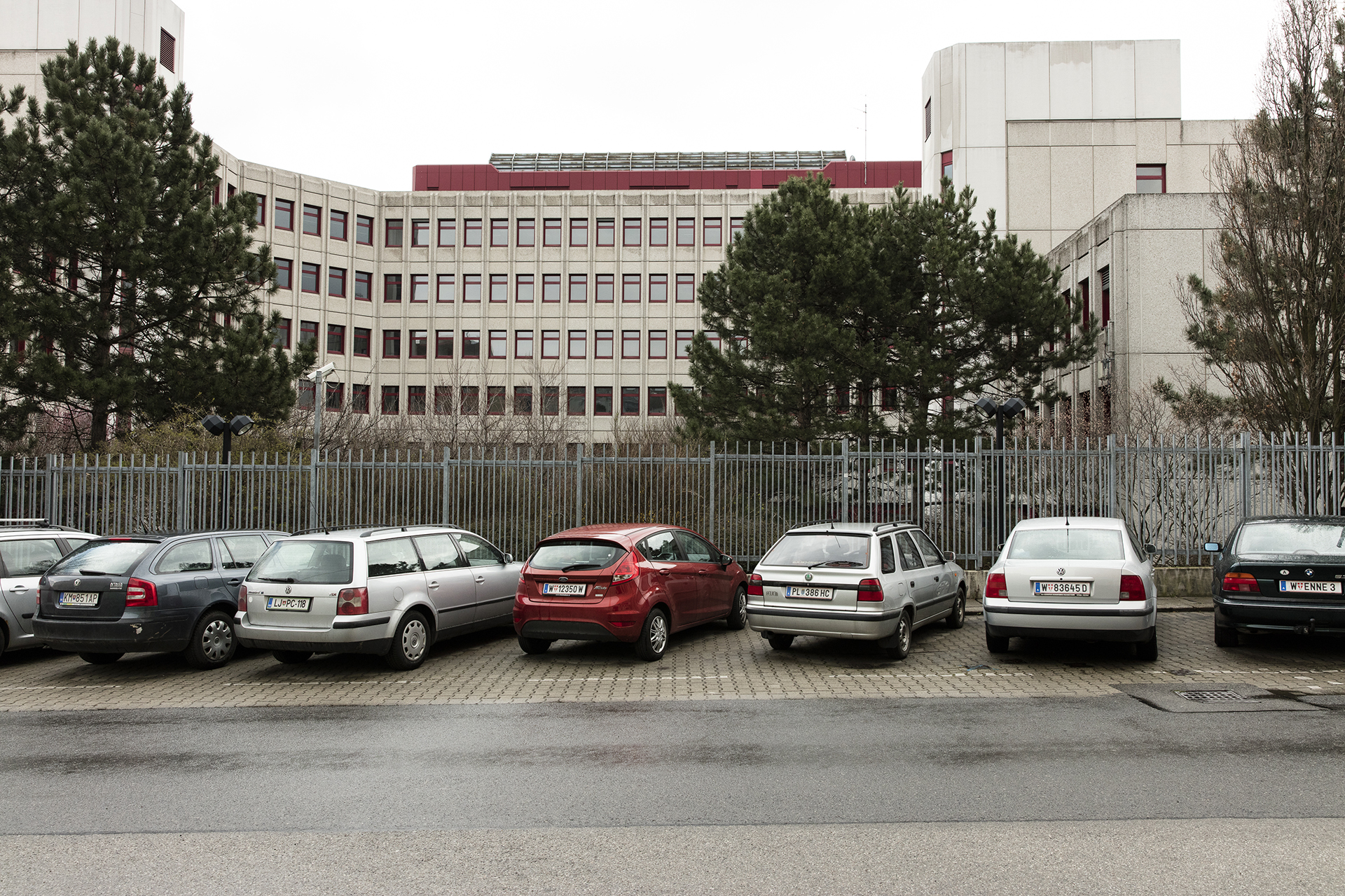 Former Siemens office building: view of the fenced-off site from Kempelengasse