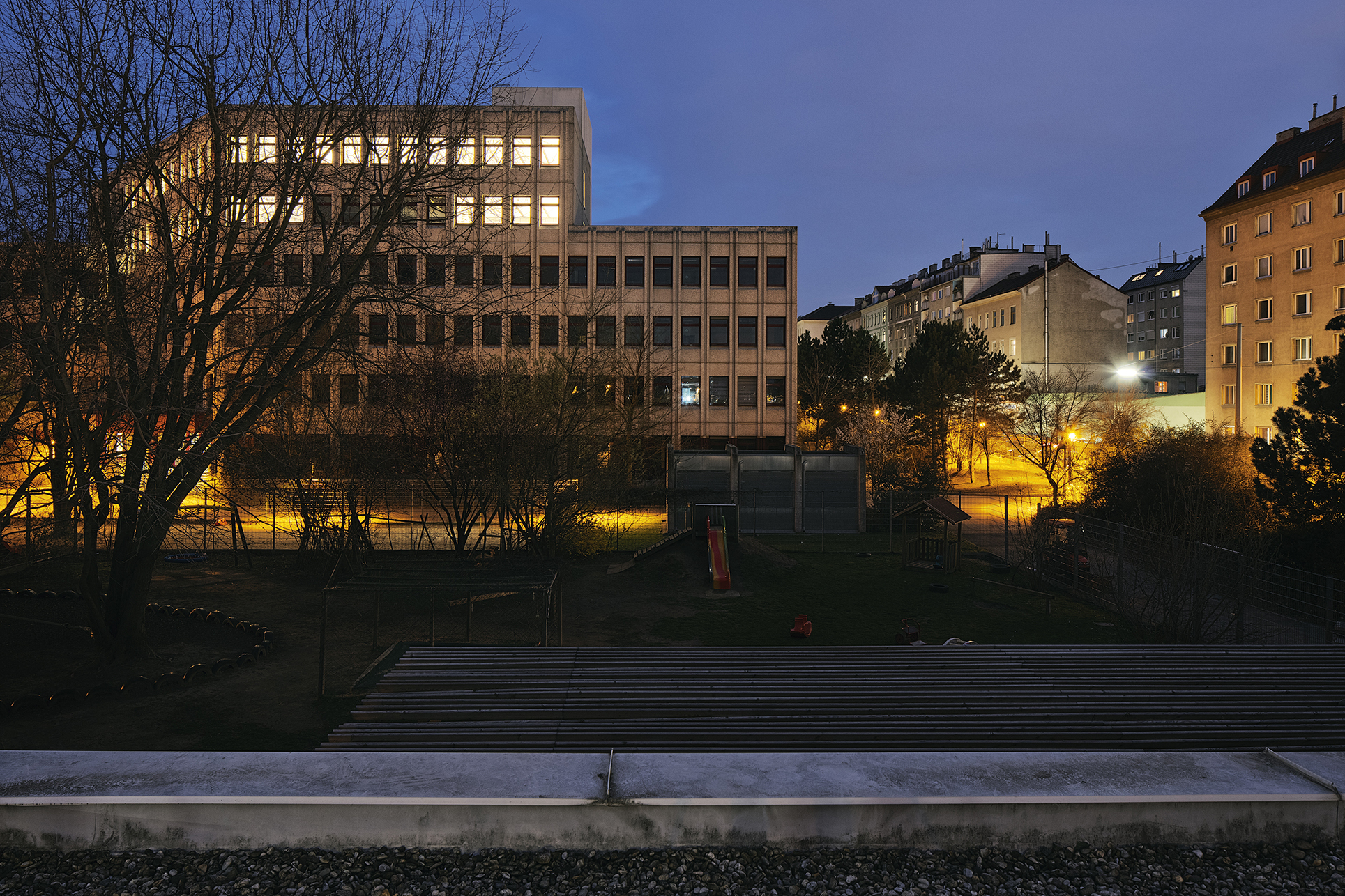 Licht im vierten und fünften Stock im Bürokomplex in der Kempelengasse 1