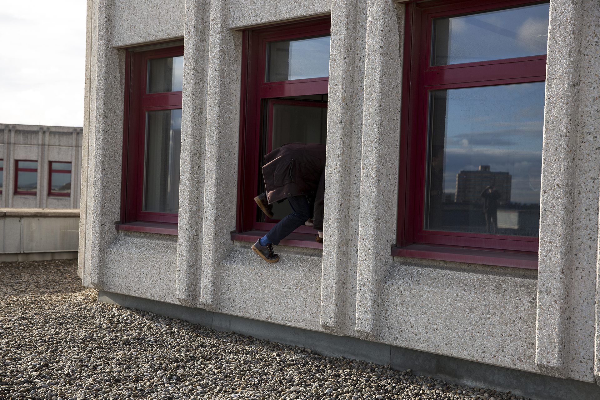 Jump from the roof through the window into the building at Kempelengasse 1
